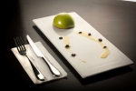 Manzana rellena de carpaccio de atún