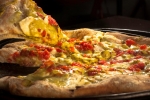 Pizza de queso con diversas salsas
