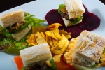 Cuatro Sliders con salsas diferentes y plátanos fritos